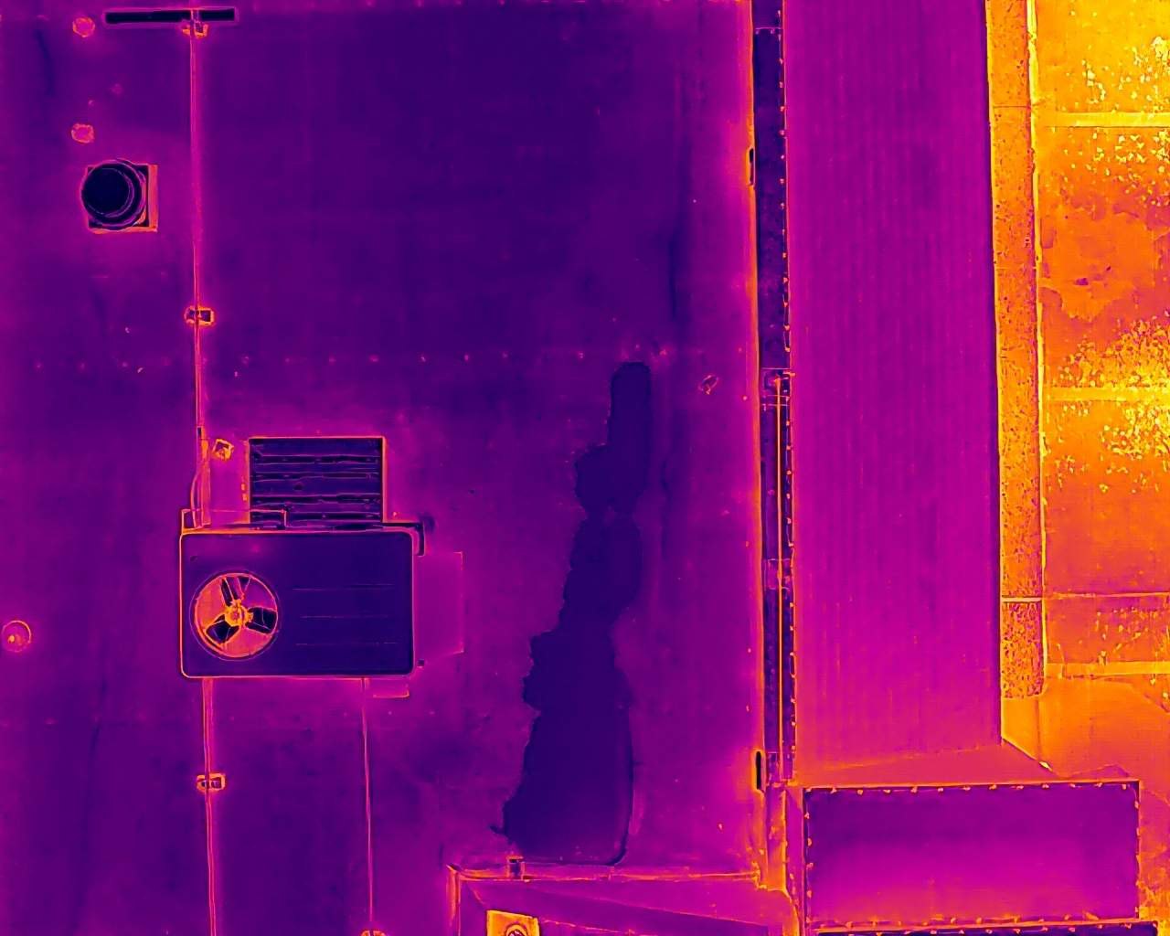 Night thermal image of a commercial roof